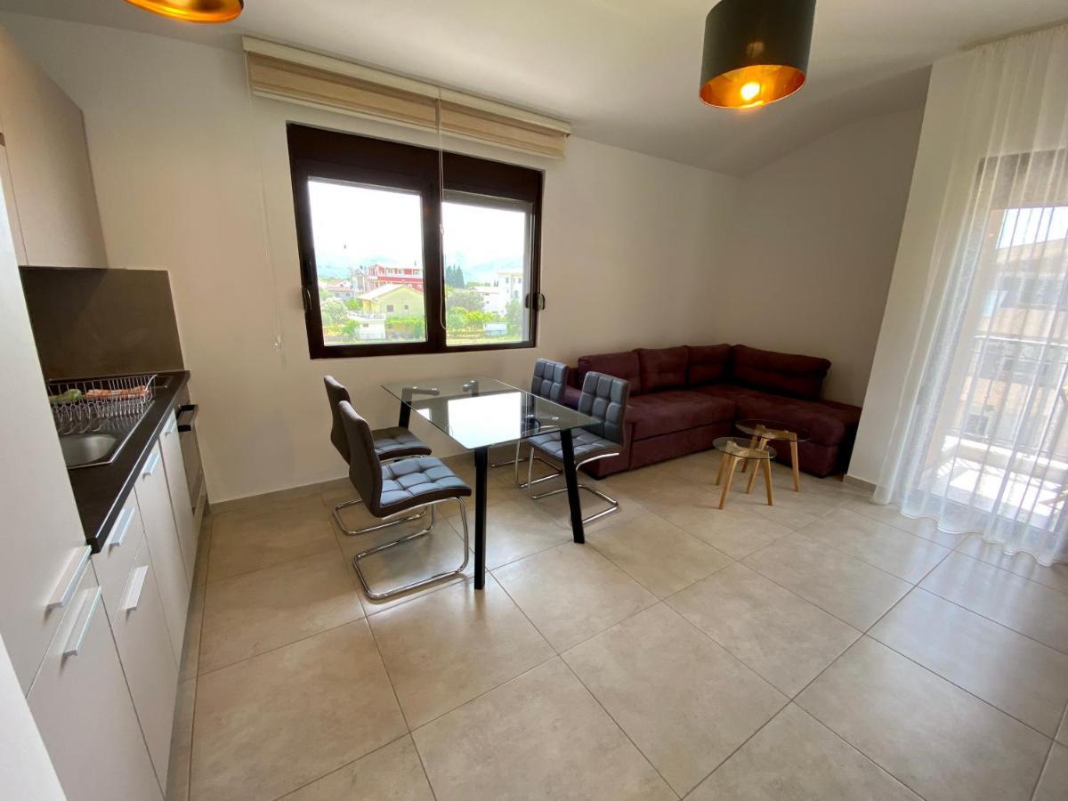 Villa Dolphin Apartments Petrovac Екстер'єр фото