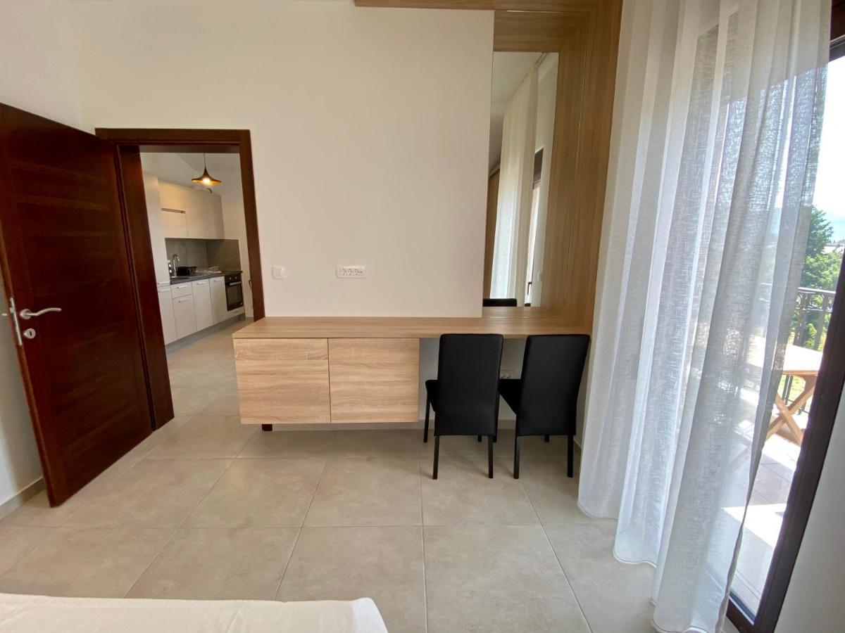 Villa Dolphin Apartments Petrovac Екстер'єр фото