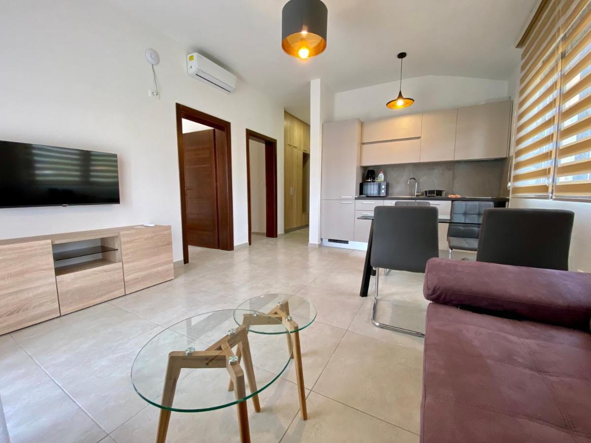 Villa Dolphin Apartments Petrovac Екстер'єр фото