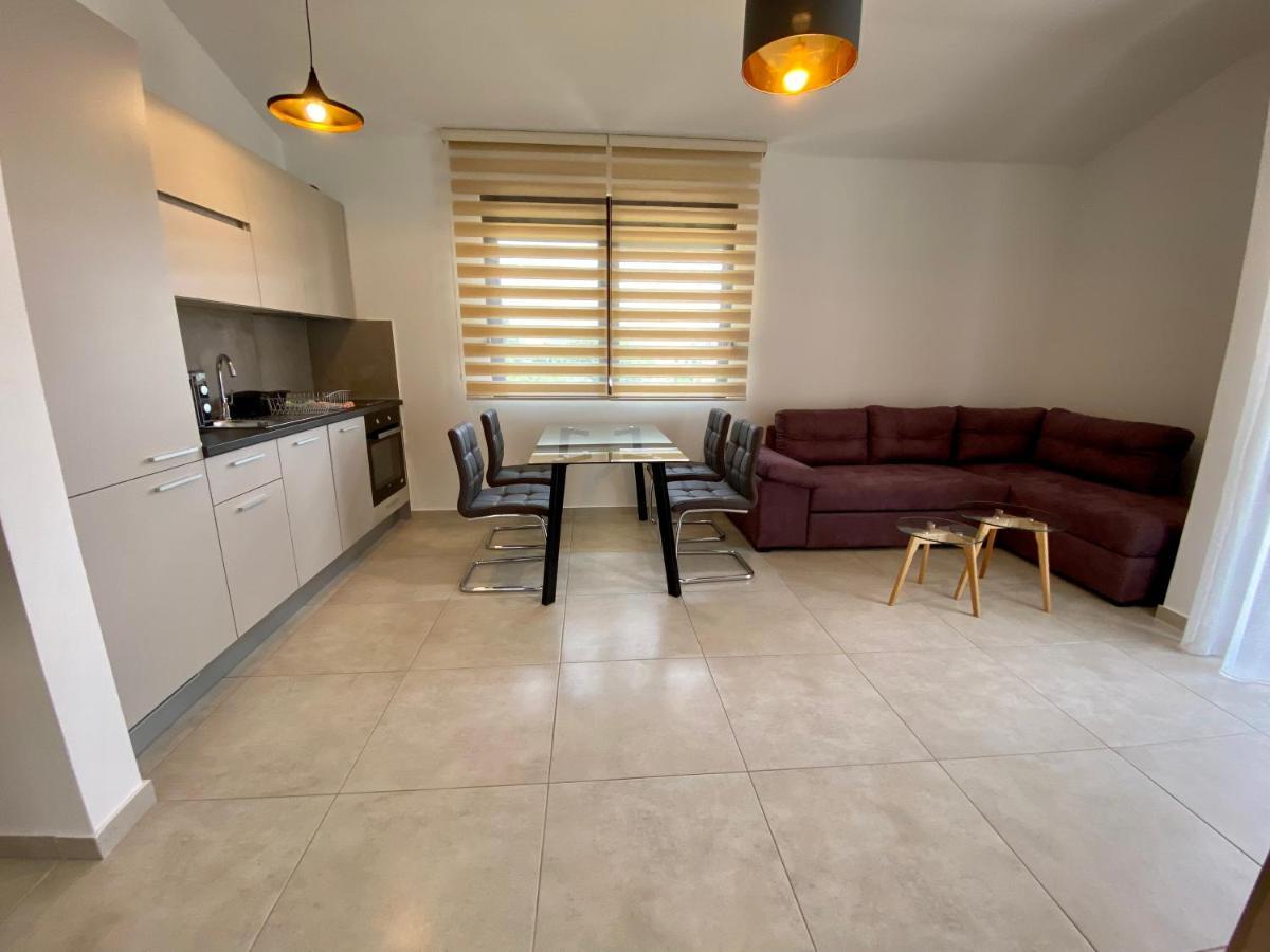 Villa Dolphin Apartments Petrovac Екстер'єр фото