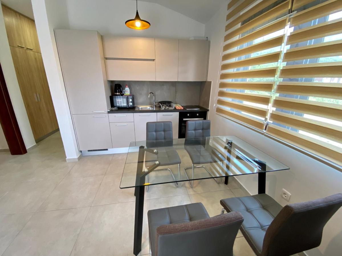 Villa Dolphin Apartments Petrovac Екстер'єр фото