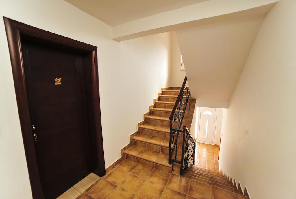 Villa Dolphin Apartments Petrovac Екстер'єр фото
