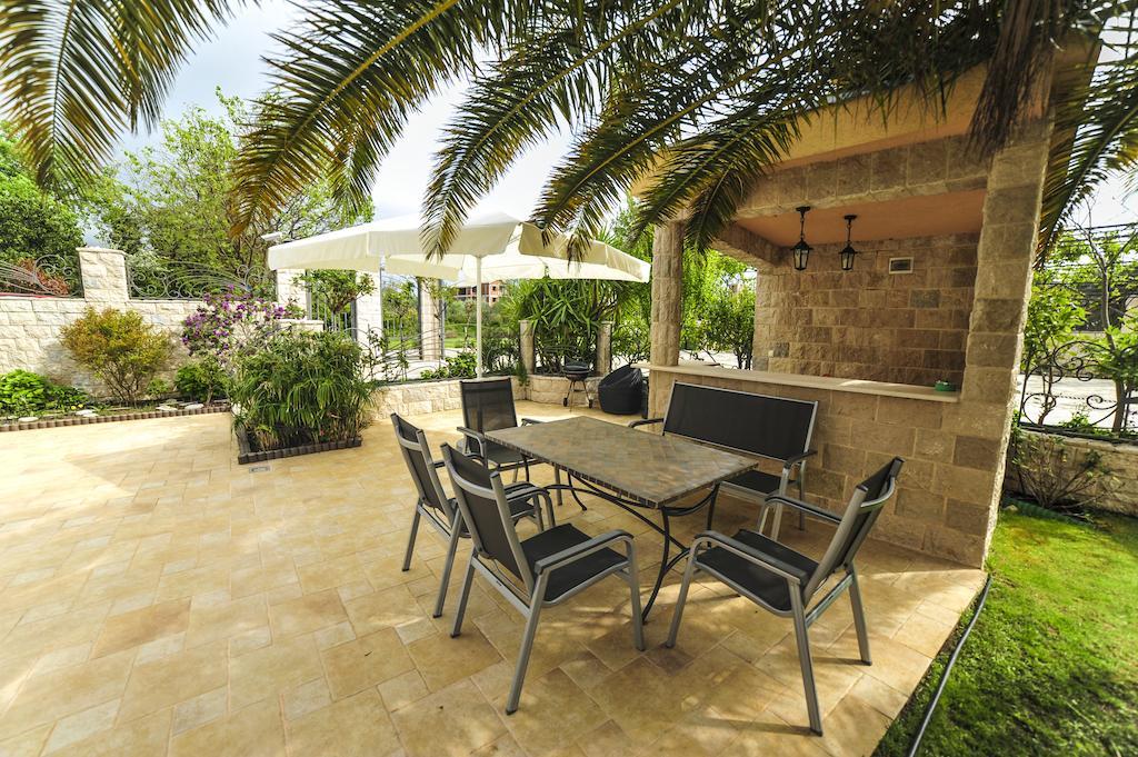 Villa Dolphin Apartments Petrovac Екстер'єр фото