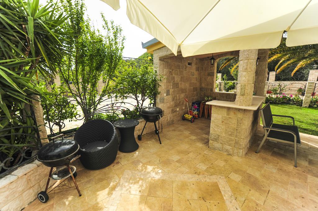 Villa Dolphin Apartments Petrovac Екстер'єр фото
