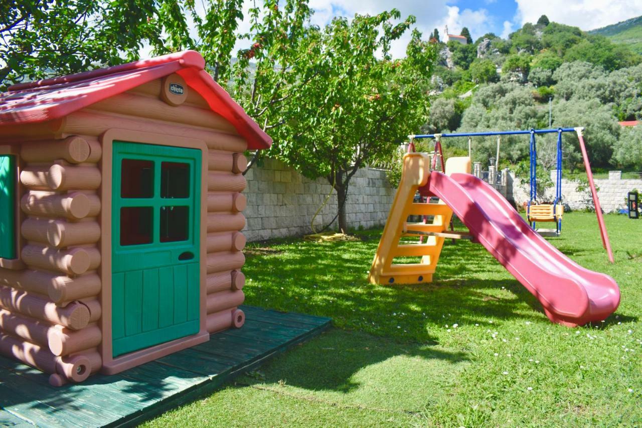 Villa Dolphin Apartments Petrovac Екстер'єр фото