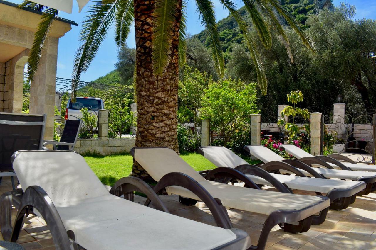 Villa Dolphin Apartments Petrovac Екстер'єр фото
