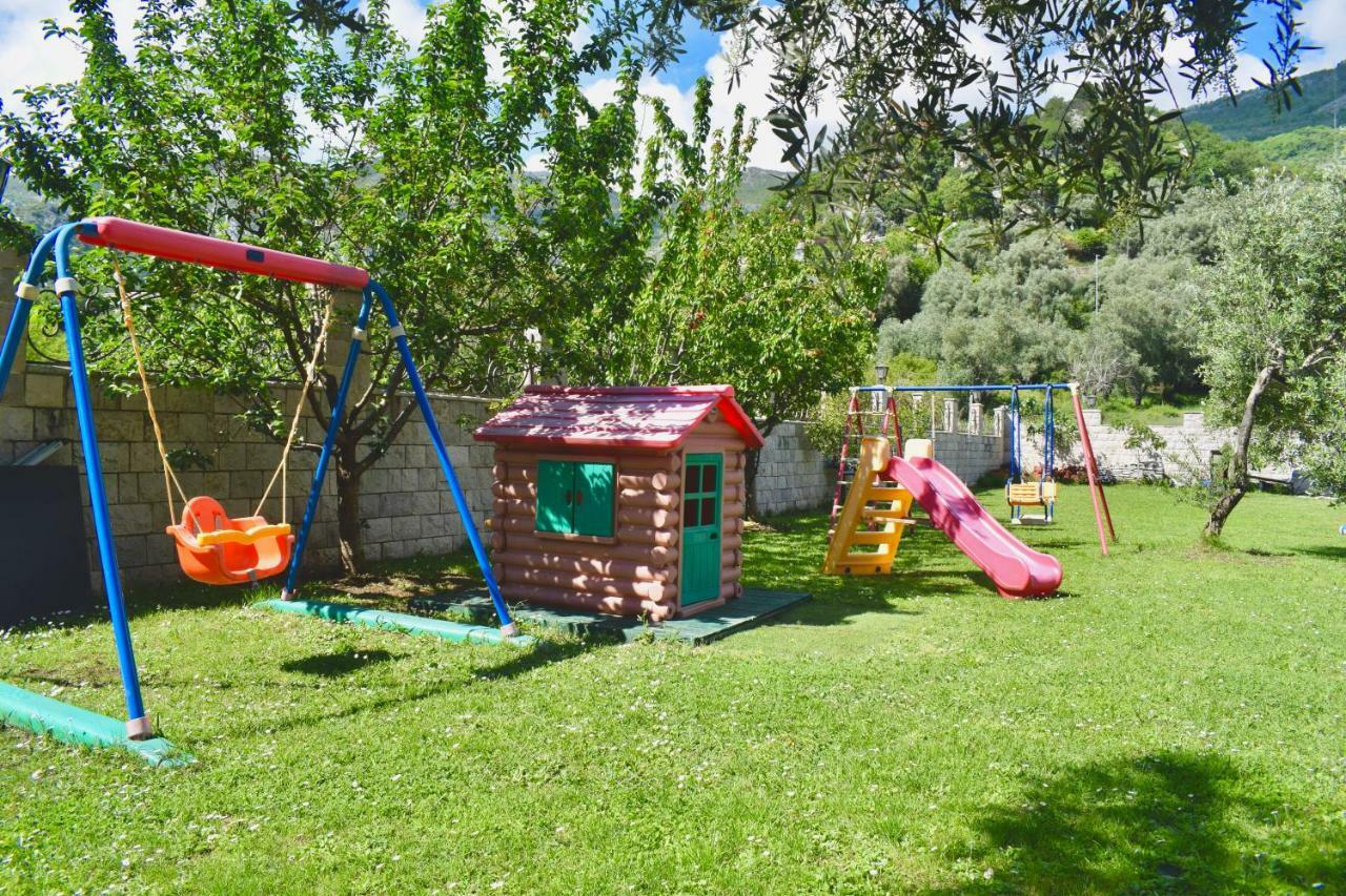 Villa Dolphin Apartments Petrovac Екстер'єр фото