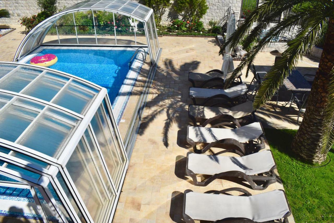 Villa Dolphin Apartments Petrovac Екстер'єр фото