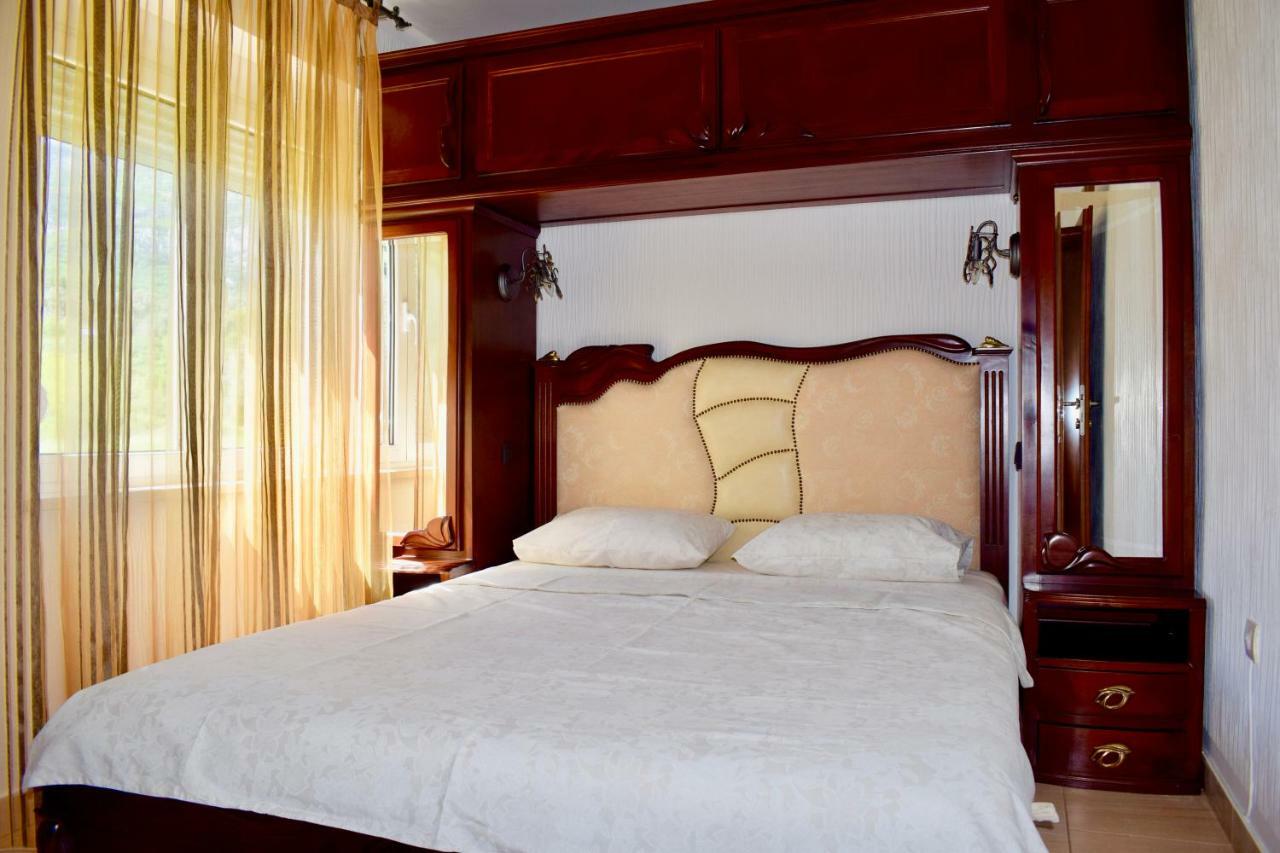 Villa Dolphin Apartments Petrovac Екстер'єр фото