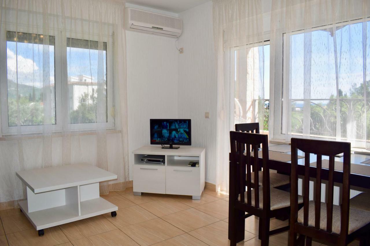 Villa Dolphin Apartments Petrovac Екстер'єр фото