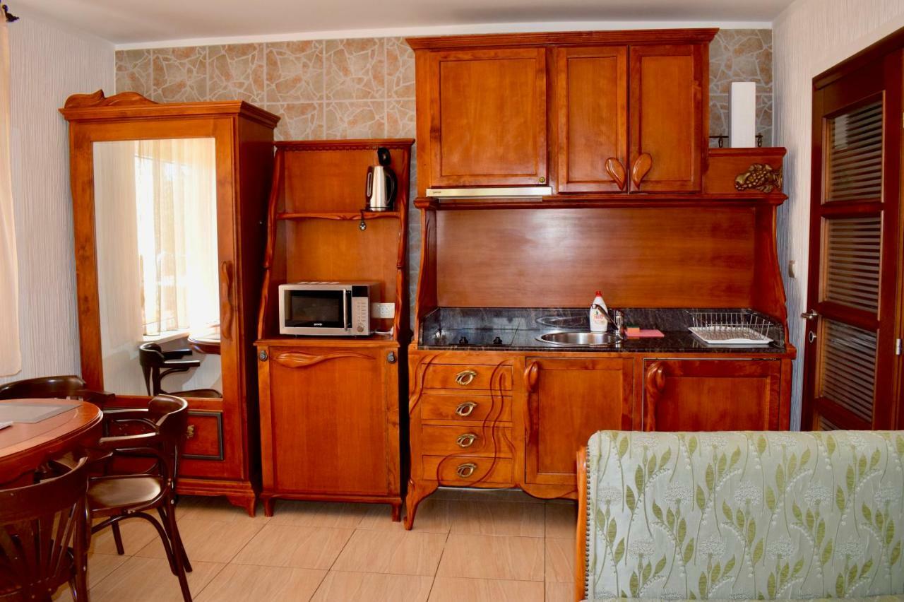 Villa Dolphin Apartments Petrovac Екстер'єр фото