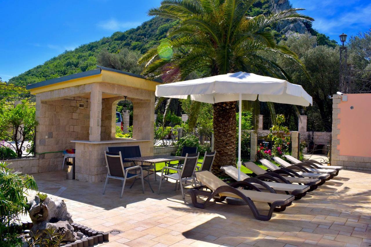 Villa Dolphin Apartments Petrovac Екстер'єр фото